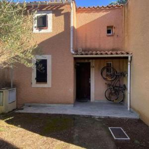 Villa mitoyenne au calme avec parking et piscine commune - FR-1-607-126