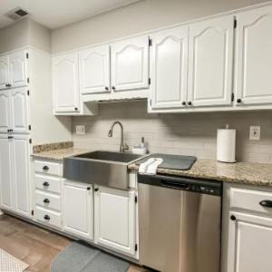 Betty's Bungalow- Mins to Space Center & Downtown!