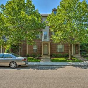 Charming Novi Townhome with Neighborhood Pool!