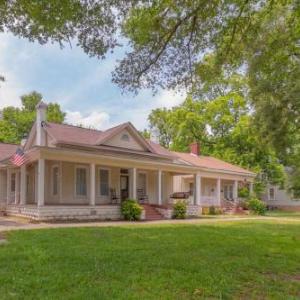 Wrap-Around Porch Uptown Stay-Pets Welcome!