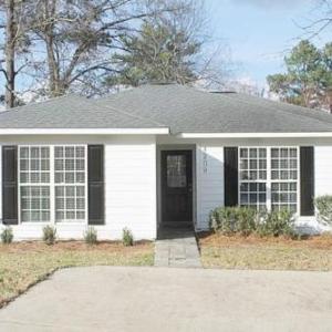 The Hilltop Bungalow Near Shops Dining Airport