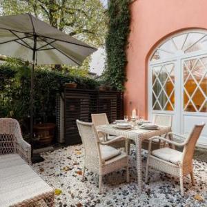 Casa Vera exquisite 2 bedrooms 2 baths apartment with garden A/C close to Parking