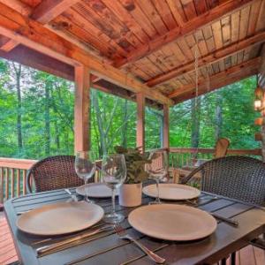 Chic Creekside Cabin 25 Miles to Asheville