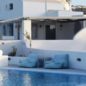 boutique hotel in oia santorini next to the sea
