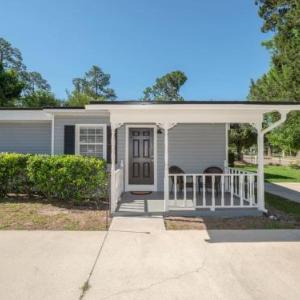 Cute Bungalow-near Mayo Clinic UNF Town Center!