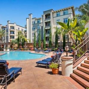 Central 2bed 2Bath Apartment with pool gym jacuzzi