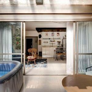 Hilton beachfront flat up to 6 with a jacuzzi