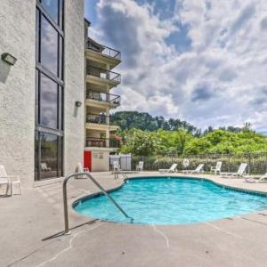 Walkable Dtwn Gatlinburg Condo with Pool Access