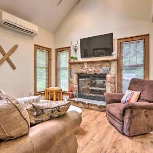 Tannersville Cabin with Game Room and Gas Grill!