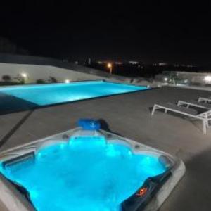 Sunrise Villa by Laranjal Rentals