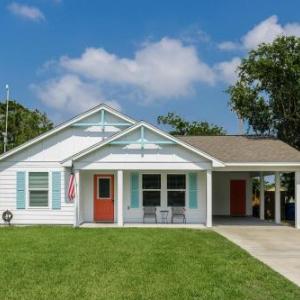 Newer Chic Getaway - Stroll to Bay Beach & Dining home