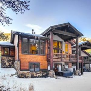 Luxurious 6 BDR Lodge with Private Hot Tub and Views