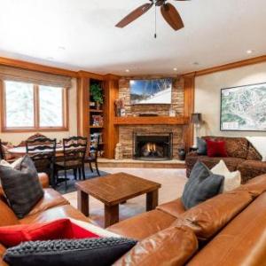 Strawberry Park Ski-in Ski-Out Condo Close to Chairlift