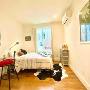 1 min to J train MASSIVE room with AC kitchen wifi