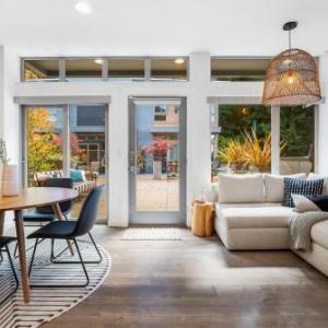 Alki Beach Escape Romantic Waterfront Getaway for 2