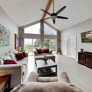 Mountain-View Oasis - Fireplace Deck & Sunroom home