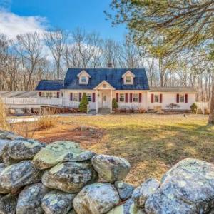 Cozy Bungalow Just Minutes from Mystic Westerly Beaches Boating and Casinos! bungalow