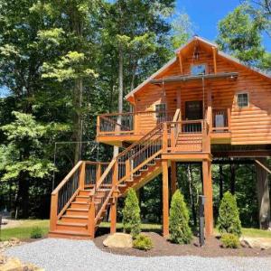 Cricket Hill Treehouse B by Amish Country Lodging