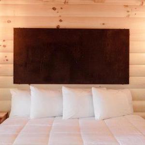 Treehouse #3 by Amish Country Lodging