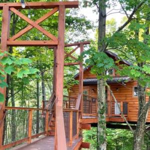 Treehouse #8 by Amish Country Lodging