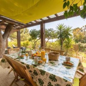 La Félyvonne villa familiale confortable avec sa grande terrasse ombragée et sa vue dégagée sur mer