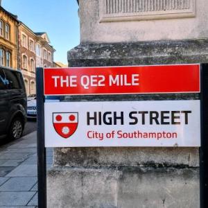 High Street - 2BD Apt - King Beds - Parking - Wise Stays