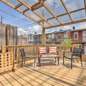 Baltimore Townhome with Deck Less Than 2 Mi to Dtwn!