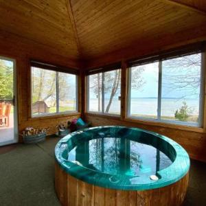 Lakeside Lodge