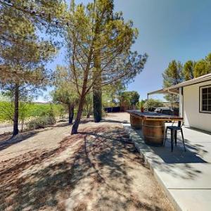 Wine Country Hideaway - Vineyard Views & Hot Tub home