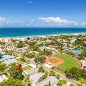 Indian Rocks Beach Cottage with Paddle Boards!
