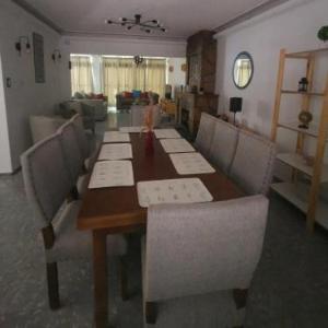 CASA HASTA 8 PERSONAS CON DESAYUNO o MERIENDA ESTACIONAMIENTO PARA 2 AUTOS y SERVICIO OPCIONAL DE COMIDAS LISTAS