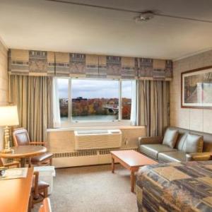 Hotels near Henley Island Alumni Clubhouse - Capri Inn