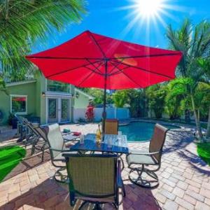 Turtle Tyme: Dog Friendly Pool Putting Green 2 Blocks to Beach by Anna Maria Life