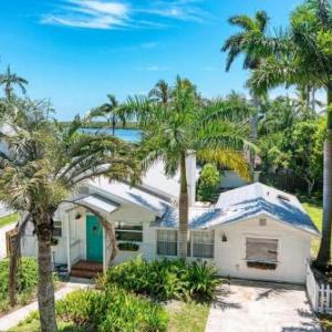 Crooked Coconut: Resort Pool & Spa Dock