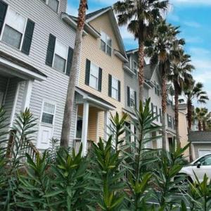 3 Story Lake House Near Historic Downtown