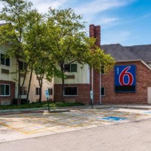 Allstate Arena Hotels - Motel 6-Arlington Heights IL - Chicago North Central