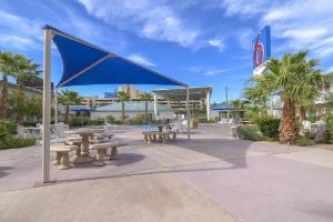 Studio 6 Suites Las Vegas, NV - Tropicana hotel near Mandalay Bay Convention Center