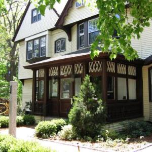 Hotels near Agganis Arena - Longwood Inn