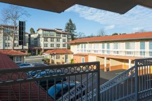 Howard Johnson By Wyndham Berkeley, Berkeley