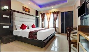 Uphill Courtyard Family Suites for 1 to 6 People on Hilltop, Jutogh