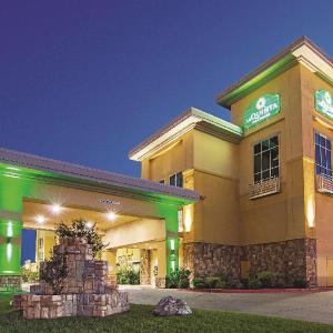 La Quinta Inn & Suites by Wyndham Forest Hill