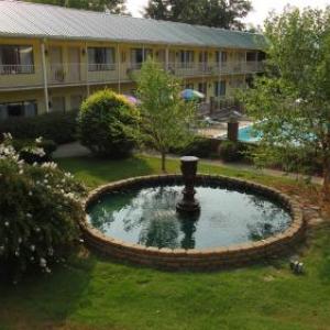 Golden Manor Inn & Suites