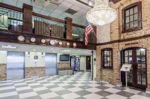 Howard Johnson by Wyndham Newark Airport, Newark