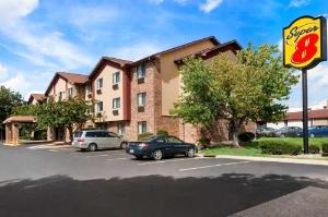 Super 8 by Wyndham Peoria East, Peoria