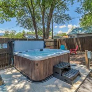 Vibrant Watermelon - Hot Tub BBQ-Grill King-Bed Backyard Parking