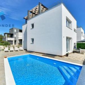 CROWONDER Villa Adriana - Villa with Heated Swimming Pool Jacuzzi and Sauna