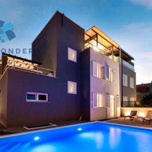 CROWONDER Villa Nika - Villa with Heated Swimming Pool Jacuzzi and Sauna