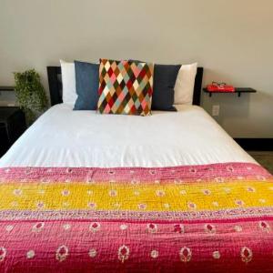 First floor queen room for two near Purina Farms