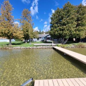 Sandbar Cedar Cottage on Lake Leelanau