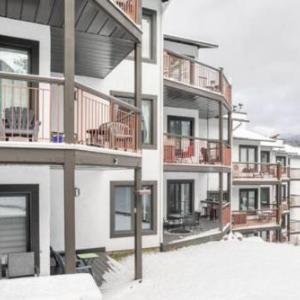 The Outlook over Lac -Tremblant by Instant Suites